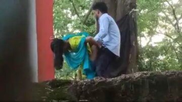 Gaon Ke Lovers Ne Mandir Ke Paas Ped Ke Pichhe Kiya Khade Khade Sex